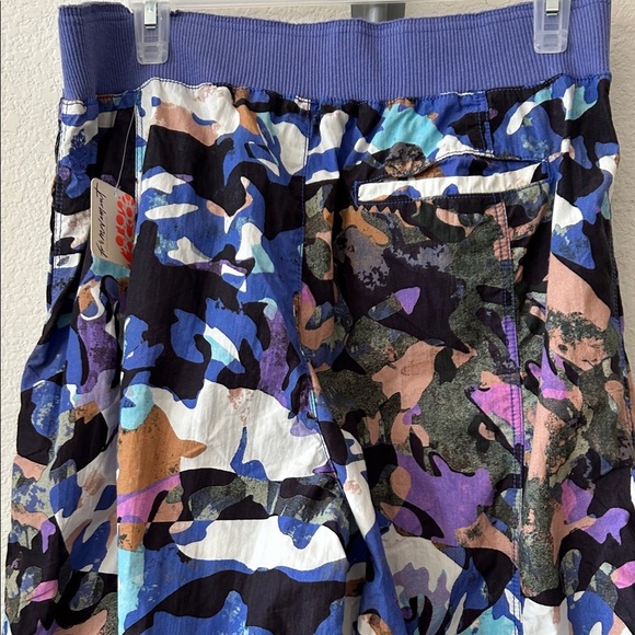 NWT Free People movement Mesmerize Me Printed Pant Violet Splendor Camo L - Picture 7 of 11